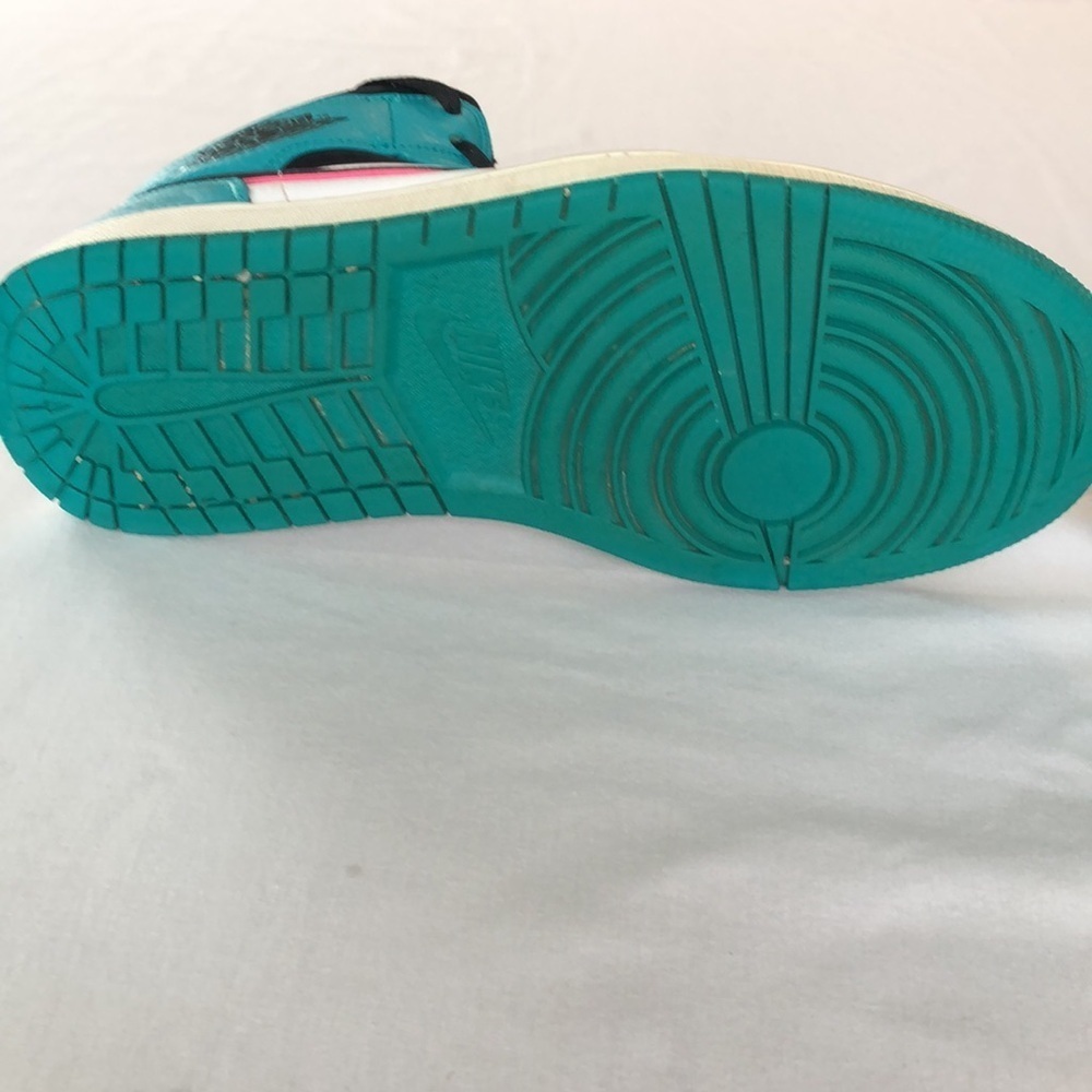 Air Jordan 1 Mid SE 'South Beach' - Picture 13 of 17